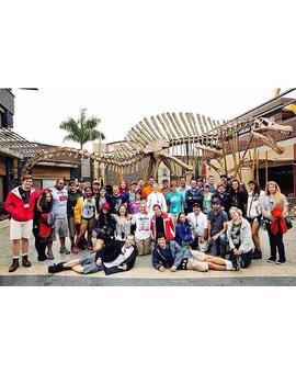 El equipo de @colintrevorrow y él mismo en el set de #JurassicWorld 