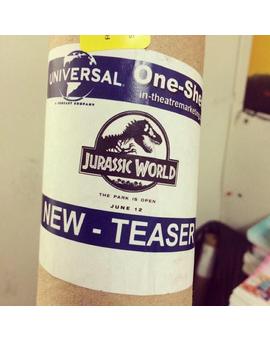 Reparto de posters de #JurassicWorld a todos los cines comenzaro, en breves los veremos expuestos 