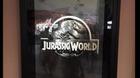 Los-posters-de-jurassic-world-ya-lucen-expuestos-en-algunos-cines-c_s