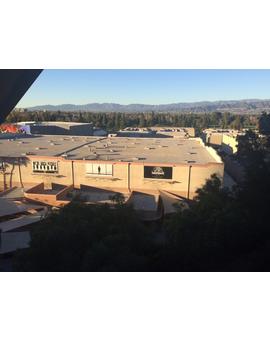 Impresionante poster gigante de Jurassic World en  los backstage de Universal Studios de Los Angeles