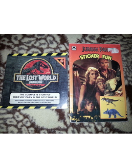 Libro con la historia completa de Jurassic Park y El Mundo Perdido + Libro pegatinas adhesivas JP 1/6