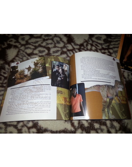 Libro con la historia completa de Jurassic Park y El Mundo Perdido + Libro pegatinas adhesivas JP 3/6