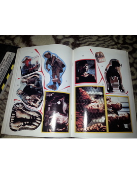 Libro con la historia completa de Jurassic Park y El Mundo Perdido + Libro pegatinas adhesivas JP 5/6