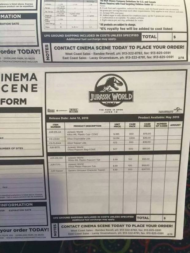 En los cines habrá publicidad de la pelicula en los vasos de cocacola, palomiteros e incluso patatas de dinosaurios y cajas para las palomitas, etc en los cines durante JURASSIC WORLD