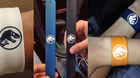Jurassic-world-pulseras-acceso-al-parque-la-azul-y-la-negra-ya-vienen-camino-de-casa-originales-usadas-en-el-rodaje-c_s