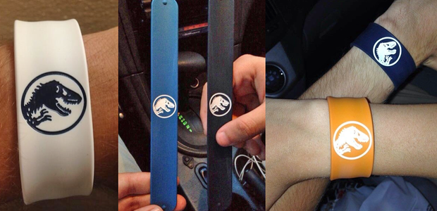 Jurassic World: pulseras acceso al parque. La azul y la negra ya vienen camino de casa, originales usadas en el rodaje