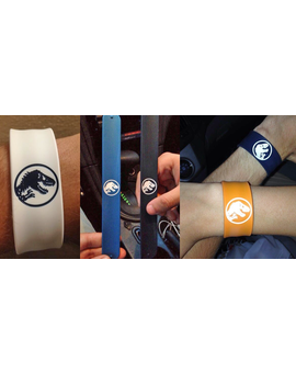 Jurassic World: pulseras acceso al parque. La azul y la negra ya vienen camino de casa, originales usadas en el rodaje