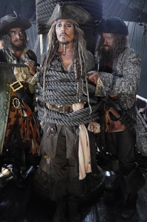 ‘Piratas del Caribe 5’: Johnny Depp es atrapado en la primera imagen oficial de la película
