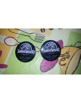 Jurassic World: Regalo de Chapas al entrar al cine