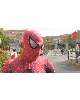 Un policía vestido de Spiderman visita a los niños con cáncer hospitalizados - 04-04-2019 mimi