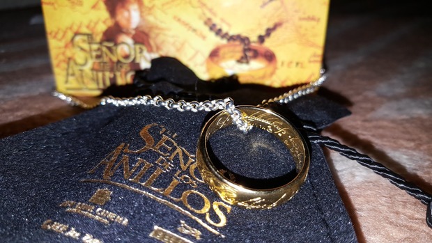 Anillo único del Poder en Plata bañado en Oro con cadena de Plata y certificado de autenticidad (En las fotos adjuntas en el ticket podéis ver la dirección de la tienda)