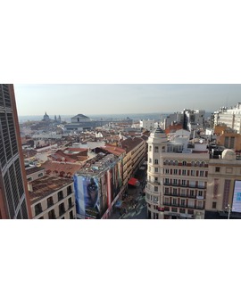 Vistas desde lo alto de El Corte Ingles de Sol en Madrid en la última planta de Gourmet viendo como la fuerza domina la ciudad 1/2