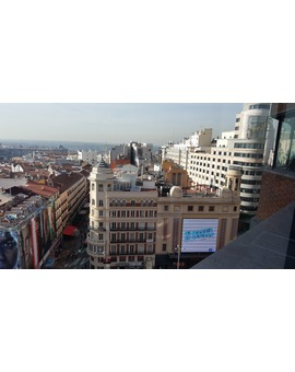 Vistas desde lo alto de El Corte Ingles de Sol en Madrid en la última planta de Gourmet viendo como la fuerza domina la ciudad 2/2