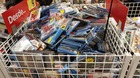 Asi-de-ordenadas-estan-las-peliculas-en-el-carrefour-c_s