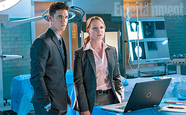 ‘Expediente X’: Primer vistazo a Robbie Amell y a Lauren Ambrose los agentes que sustituirán a Mulder y Scully en la siguiente temporada de la serie