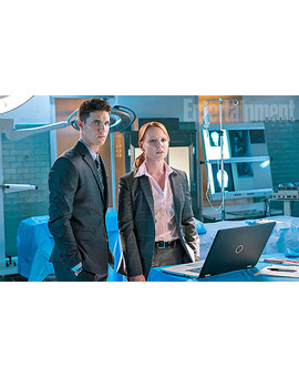 ‘Expediente X’: Primer vistazo a Robbie Amell y a Lauren Ambrose los agentes que sustituirán a Mulder y Scully en la siguiente temporada de la serie
