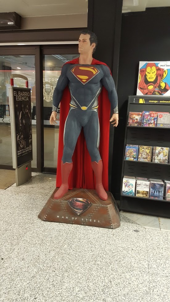 Superman en el corte ingles de nuevos ministerios (supongo que estaria buscando a Batman jajaja)