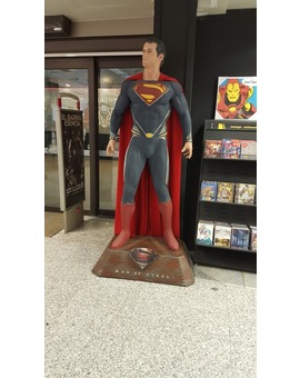 Superman en el corte ingles de nuevos ministerios (supongo que estaria buscando a Batman jajaja)