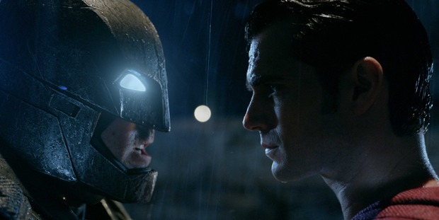 Esto es lo que te puede pasar si te metes en una pelea entre Batman y Superman