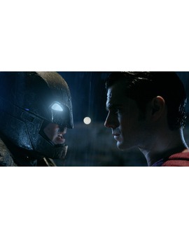 Esto es lo que te puede pasar si te metes en una pelea entre Batman y Superman
