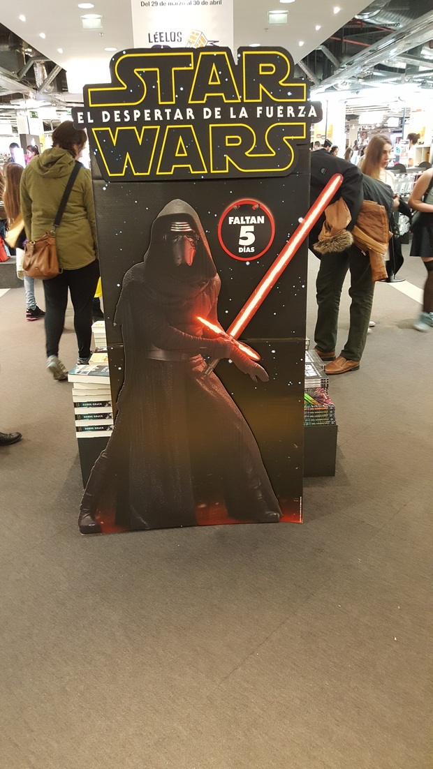 Carteles publicitarios de Star Wars en las tiendas con la cuenta atras