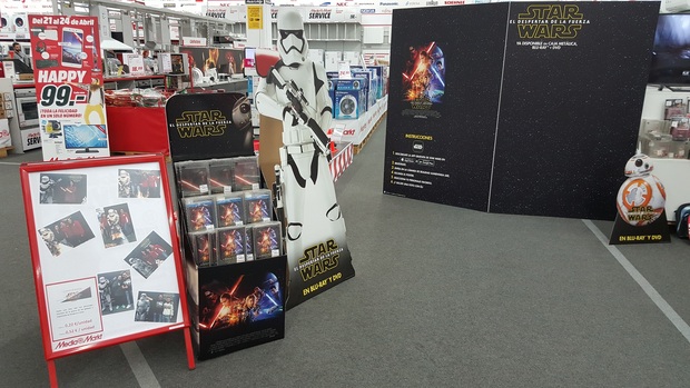 Stand para hacerte una foto con tu personaje favorito de Star Wars en Media Mark Parquesur