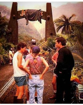 Foto para el recuerdo: Inaugurando la puerta de Jurassic Park durante su rodaje