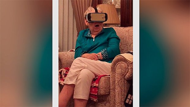 Abuelita pierde el control al ver Jurassic Park en realidad virtual