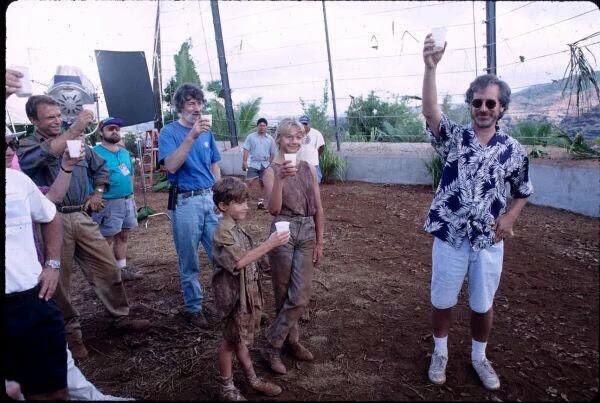 Foto durante el rodaje de Jurassic Park de Spielberg con el equipo y actores.