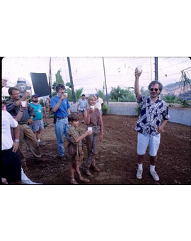 Foto durante el rodaje de Jurassic Park de Spielberg con el equipo y actores.