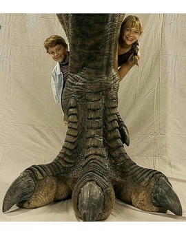 Foto de Ariana Richards y Joseph Mazzello junto a la pata del Rex de Jurassic Park (1993)