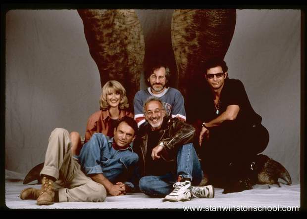 Foto para el recuerdo: Stan Winston, Steven Spielberg, Jeff Goldblum, Laura Dern, Sam Neill and 2 giant chicken legs (Tyrannosaurus Rex) from Parque Jurásico. Created by Stan Winston Studio.