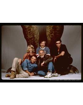 Foto para el recuerdo: Stan Winston, Steven Spielberg, Jeff Goldblum, Laura Dern, Sam Neill and 2 giant chicken legs (Tyrannosaurus Rex) from Parque Jurásico. Created by Stan Winston Studio.