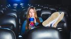 Estudios-cientificos-muestran-que-ir-solo-al-cine-es-bueno-para-la-salud-c_s