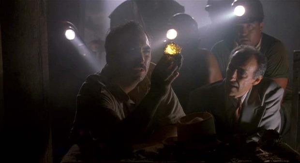 Igual que en Jurassic Park: Encuentran Cola de dinosaurio emplumado dentro de un ámbar