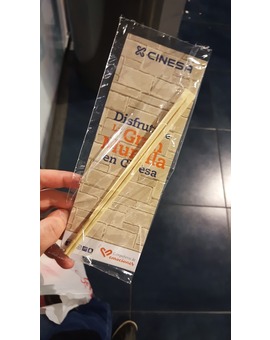 Regalito de Cinesa al ver La Gran Muralla, si, unos palillos chinos. Al menos original es xd
