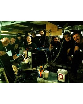 Bayona  muestra esta foto del equipo encargado de manejar uno de los animatronicos de Jurassic World 2 + Fotos de producción (SPOILERS)