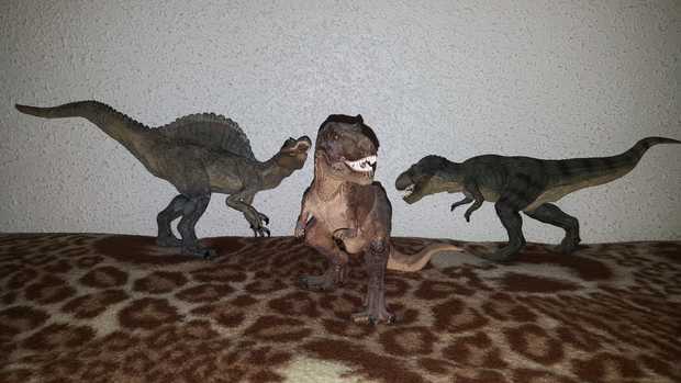 Mis 3 figuras de PAPO por el momento: 2 Tiranosaurio Rex y 1 Spinosaurus
