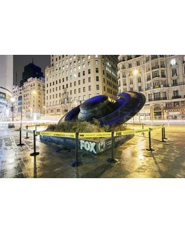 Fotos de la original publicidad que hicieron cuando se estreno la décima temporada de Expediente X. Un OVNI en pleno centro de Madrid