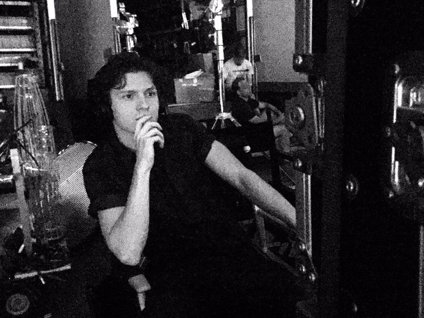 Tom Holland en el set de rodaje de Jurassic World 2