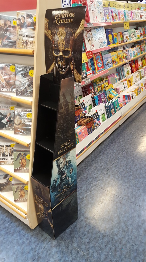 En Carrefour han puesto stand anunciando la peli de Piratas del Caribe.
