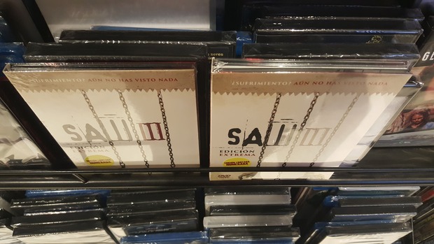 Saw 3. Diferencia de grosor entre la edición Blu Ray y la edición DVD (La DVD bastante mas gruesa)