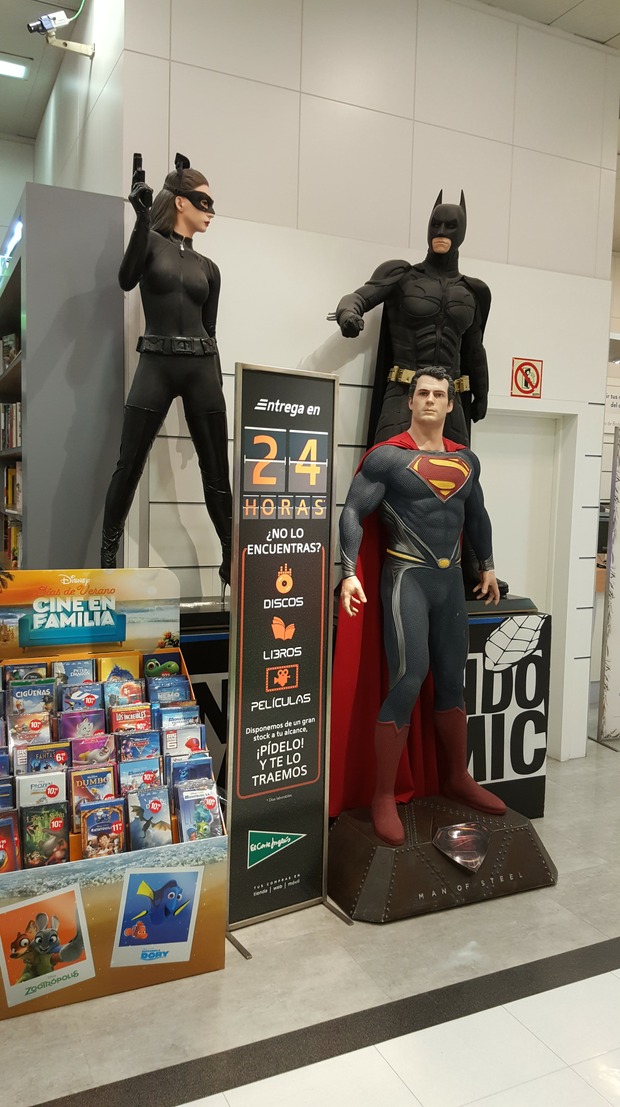 Superman, Batman y CatWoman en estatua a tamaño real en ECI Parquesur