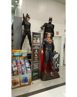 Superman, Batman y CatWoman en estatua a tamaño real en ECI Parquesur