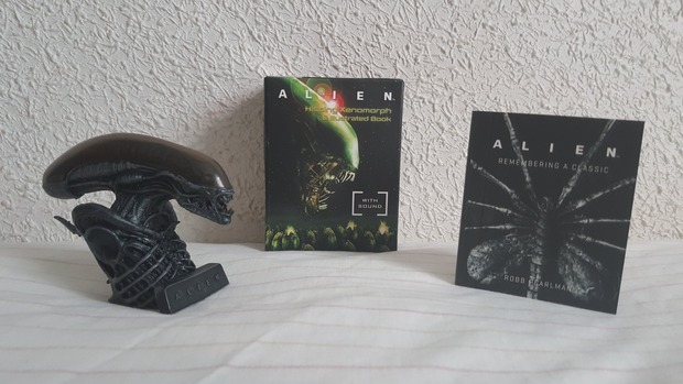 Alien: Hissing Xenomorph and Illustrated Book: With Sound!: Mi Compra 15-09-2017