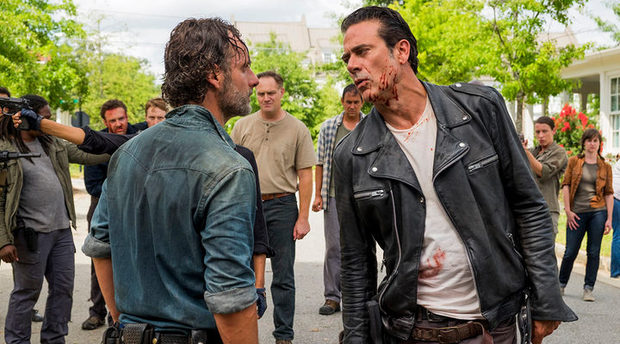 'The Walking Dead': La octava temporada será como "una película de Schwarzenegger contra Stallone"