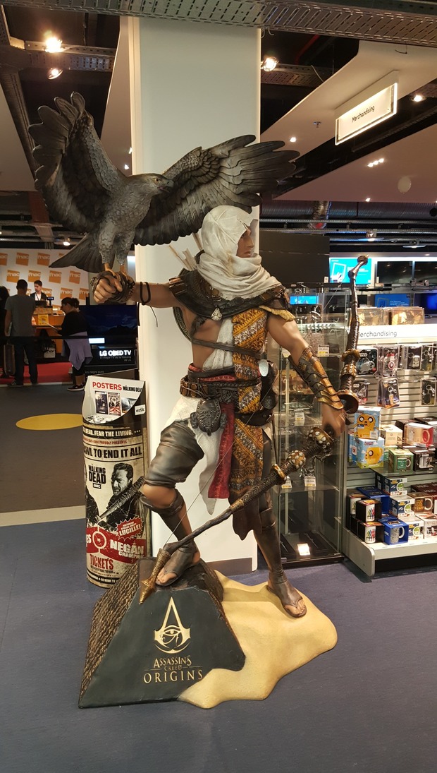 Figura de Bayek de Assassin's Creed Origins a tamaño real en Fnac Parquesur ¿De qué videojuegos os gustaría ver una adaptación al cine?.
