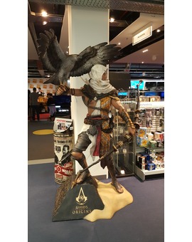 Figura de Bayek de Assassin's Creed Origins a tamaño real en Fnac Parquesur ¿De qué videojuegos os gustaría ver una adaptación al cine?.