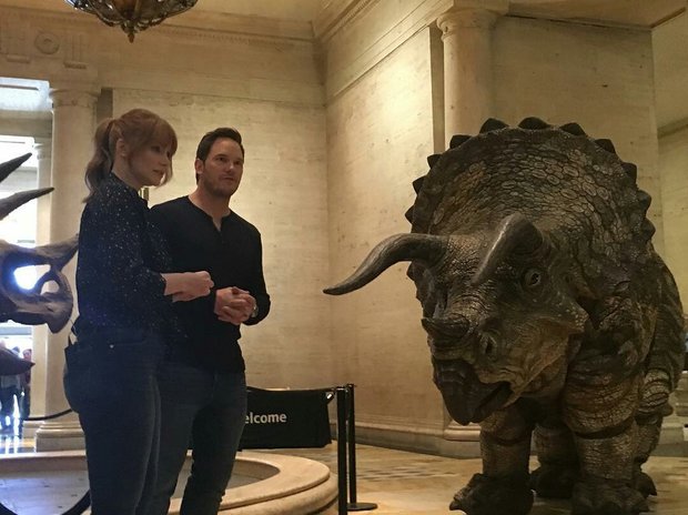 Bryce Dallas y Chris Pratt en el museo de Ciencias Naturales de Los Angeles promocionando y grabando un spot promocional de Jurassic World El Reino Caido