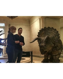 Bryce Dallas y Chris Pratt en el museo de Ciencias Naturales de Los Angeles promocionando y grabando un spot promocional de Jurassic World El Reino Caido